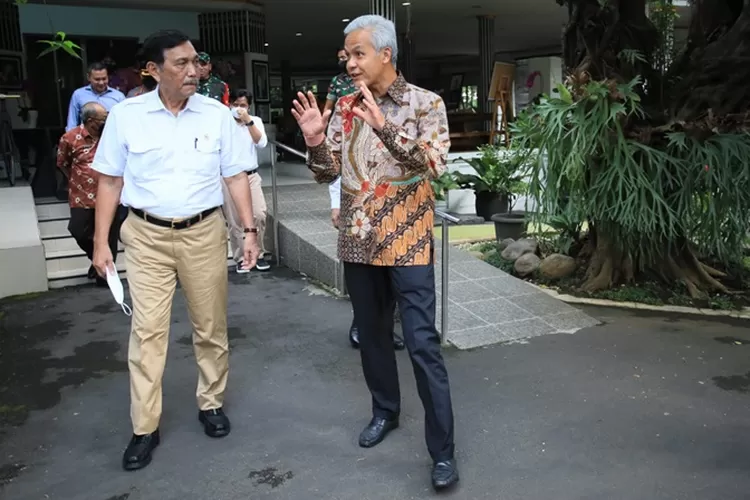 Gubernur Jawa Tengah Ganjar Pranowo dan Menko Marives Luhut Binsar Panjaitan saat bertemu untuk membahas harga tiket Borobudur.  (Humas Jateng)