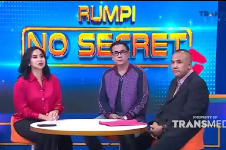 Krisna Mukti (tengah) saat menjelaskan kasus arisannya (Trans TV Official)