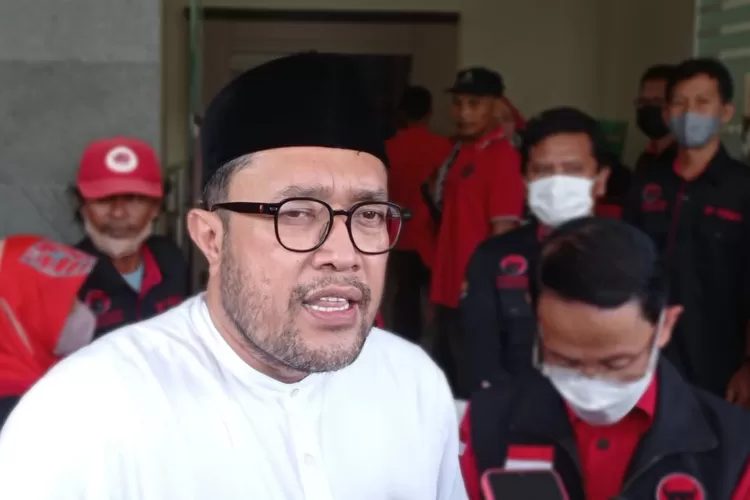Ketua DPD PDI Perjuangan Jabar, Ono Surono, saat memberikan komentarnya kepada media di kantor DPD PDIP Jabar (Yuwana Kurniawan)