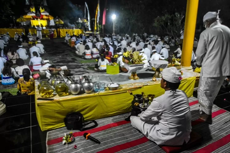 Ibadah Hari Raya Galungan di Pura Giri Natha oleh Umat Hindu Kota Semarang, Rabu 8 Juni 2022 malam.  (Ayosemarang.com/ Audrian Firhannusa)