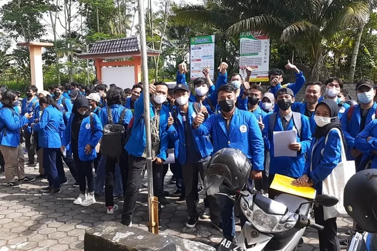 Sebagian mahasiswa Peternakan UMBY bersiap melakukan pendataan potensi pengembangan usaha ternak di Magelang. ( Foto: Dok Humas UMBY)