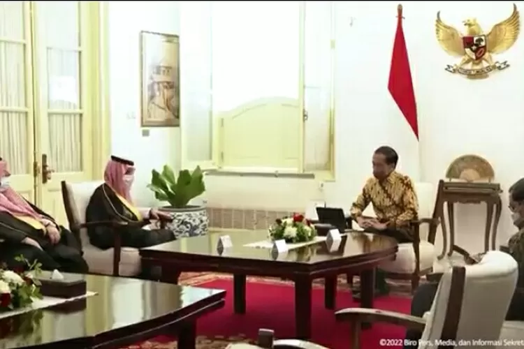 Presiden Jokowi saat bertemu Menlu Arab Saudi Pangeran Faisal di Istana Negara Jakarta.,  (BPMI Setpres )
