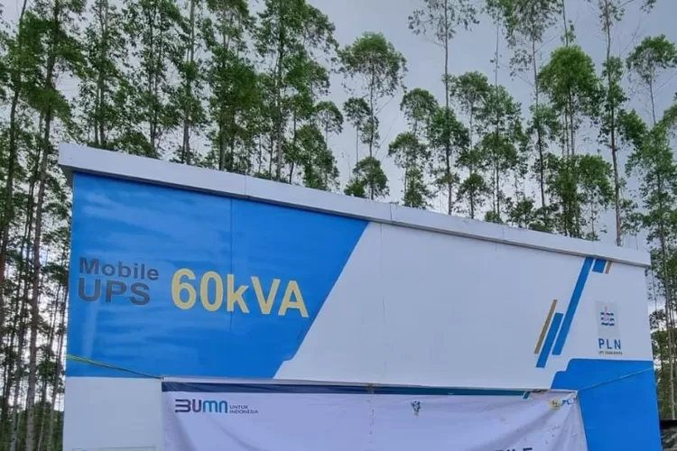 UPS (Uninteruptable Power System) milik PLN yang disiagakan di IKN bila ada seremoni atau kebutuhan tertentu sementara belum ada infrastruktur kelistrikan di kawasan tersebut.  (ANTARA/HO-PLN)