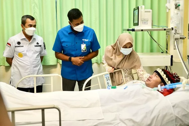  Dirut BPJS Ketenagakerjaan, Anggoro Eko Cahyo (tengah) bersama Gubernur Riau Syamsuar (kiri) saat mengunjungi korban di rumah sakit