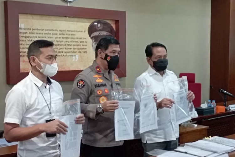 Dittipiter Bareskrim memperlihatkan bukti bukti kasus korupsi lahan rusun di Cengkareng (Sadono)