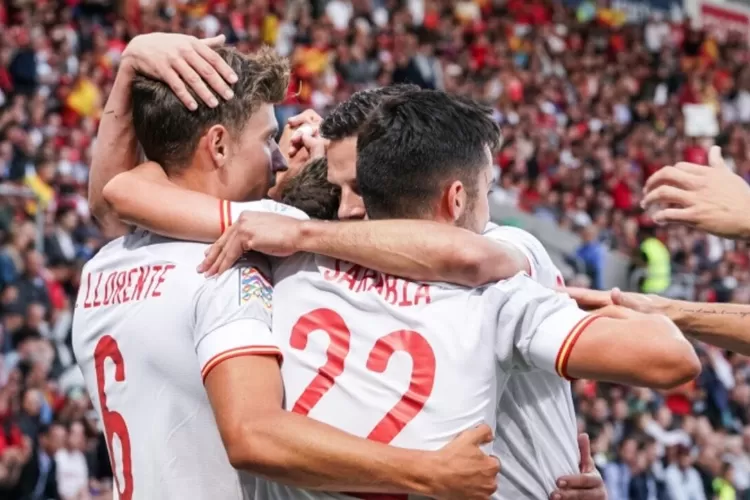 Para pemain Spanyol merayakan gol yang dicetak oleh Pablo Sarabia