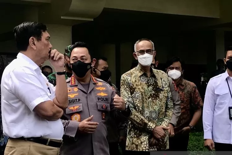 Kapolri Jenderal Pol. Listyo Sigit Prabowo (dua kiri) berbincang dengan Menteri Koordinator Bidang Maritim dan Investasi Luhut Binsar Pandjaitan (kiri) usai pembukaan Business Matching Produsen CPO dan Pengusaha Minyak Goreng Curah di Badung, Bali, Jumat (10/6/2022). ( ANTARA/Genta Tenri Mawangi)
