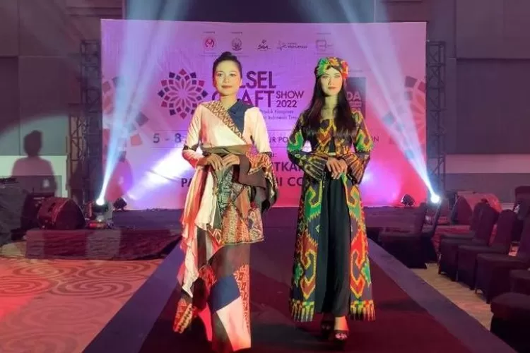 Batik Rongkong Rancangan Desainer Rinamariana Sita dalam acara Sulsel Craft Show 2022 (Dok. Klikanggaran)