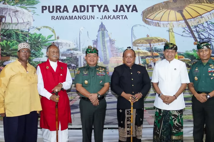 Kepala Staf Angkatan Darat (Kasad) Jenderal TNI Dudung Abdurahman, bersama Aster Kasad dan Kadisbintalad berkunjung ke Pura Aditya Jaya Rawamangun, Jakarta Timur, Kamis (9/6/2022).  (Ist)