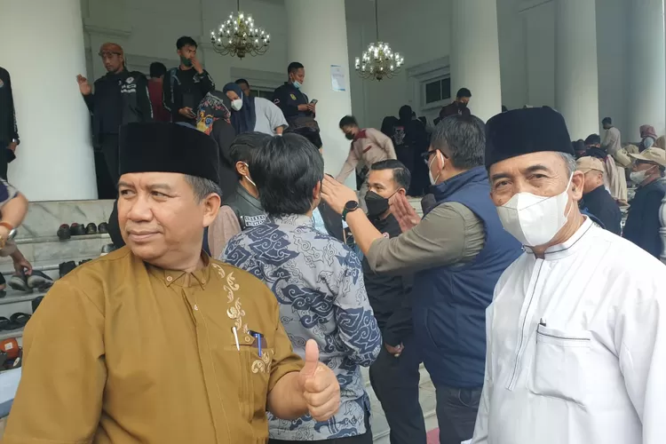 Ketua MKKS SMA Kota Bandung Dr.H. Andang Segara, M.M.Pd, bersama beberapa kepala sekolah SMA di Bandung, Jumat 10 Mei 2022, datang melayat ke rumah dinas Gubernur Jabar (Foto: Gorajuara/dok Sekjen DPP Aksi)