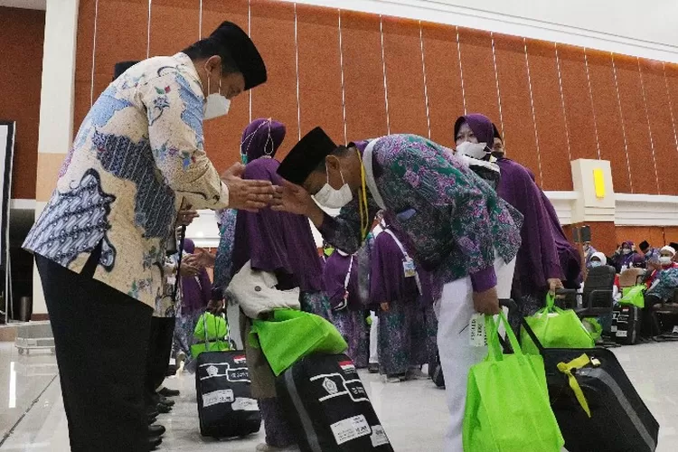 Sekda Kabupaten Bekasi Dedy Supriyadi (kiri) saat melepas calon jemaah haji asal Kab Bekasi (Newsroom)