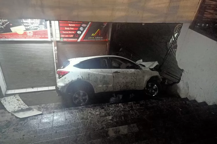 Minibus Honda HR-V No. Pol. B-2546-BZ menerjang tembok gedung Banceuy Bandung Center (Foto: Humas Diskar PB Kota Bandung  )