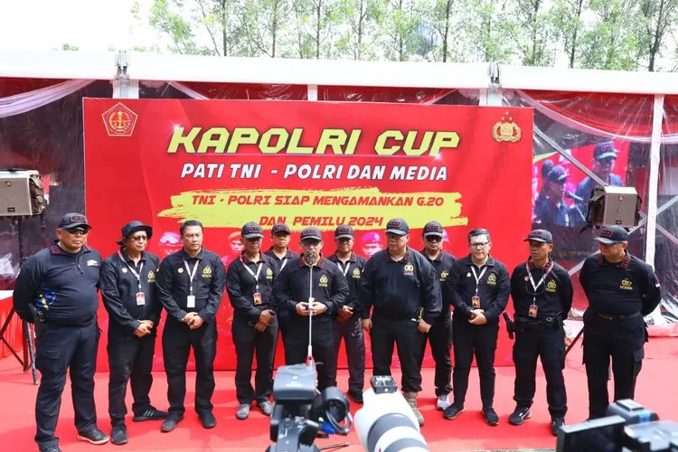 Lomba Menembak Kapolri Cup dalam rangka Hari Bhayangkara ke 76, diikuti perwira tinggi Polri, TNI dan pemimpin redaksi di Mako Brimob. (Humas Polri )