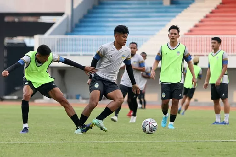 Para pemain PSIM Jogja saat menjalani latihan di Stadion Mandala Krida Jogja. (psimjogja.id)