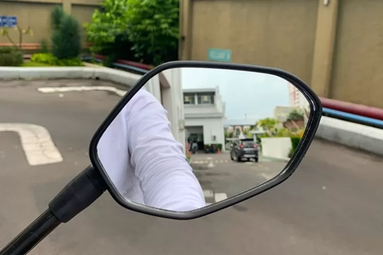 Fungsi spion punyak banyak manfaat sebagai instrumen penunjang keselamatan berkendara.  (Honda Jateng)