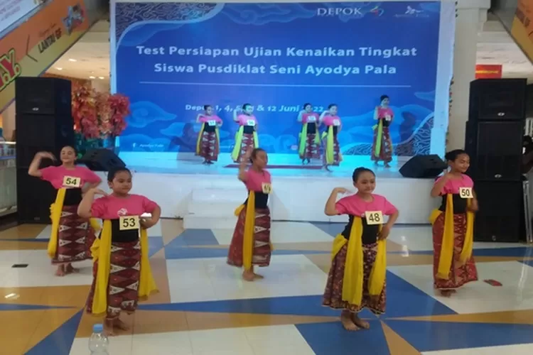 Pusdiklat Seni Ayodya Pala kembali menggelar ujian di salah satu pusat perbelanjaan di kawasan Margonda, Kota Depok, Jawa Barat (G. Windarto)