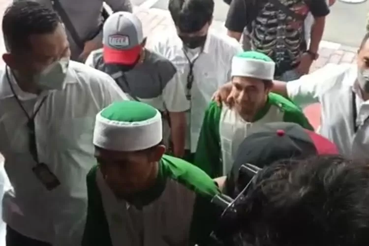 Two members of the Khilafatul Muslimin mass organization arrived at the Metro Jaya Police Headquarters to undergo an examination. (Photo: PMJ News/Fajar) 