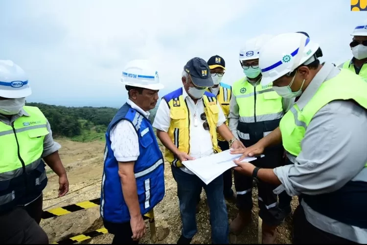 Menteri Pekerjaan Umum dan Perumahan Rakyat (PUPR) Basuki Hadimuljono meninjau progres pembangunan Jalan Tol Cileunyi &ndash; Sumedang &ndash; Dawuan (Cisumdawu). 