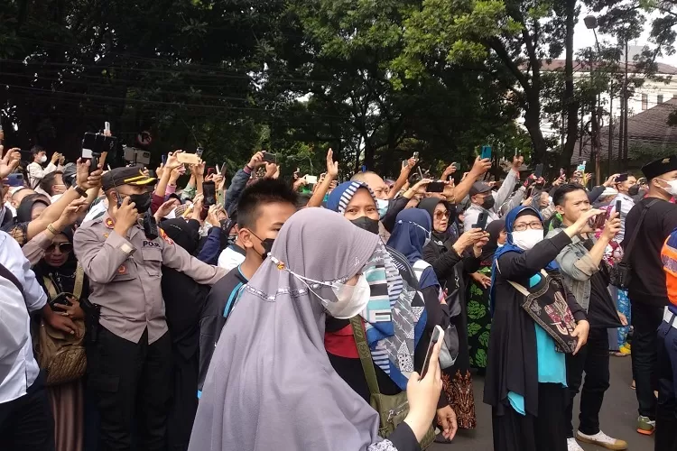 Lambaian tangan warga iringi kepergian Eril menuju pemakaman. (Gorajuara.com/Ahmad Janitra)