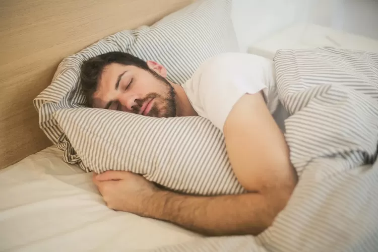 manfaat tidur dengan posisi miring ke kanan (Pexels /Andrea Piacquadio)