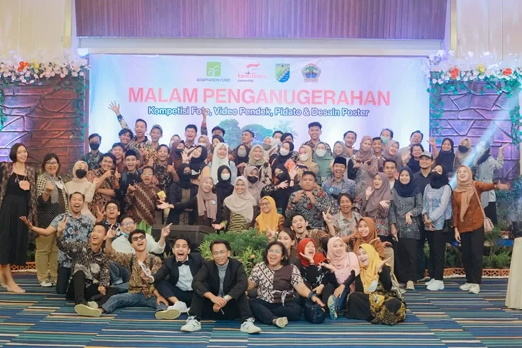 Para pemenang kompetisi lomba pidato, desain poster, video pendek dan lomba foto dengan tema 'Aksi Generasi Muda Perunahan Iklim Kota Pekalongan.  (Muslihun/Kontributor Batang)