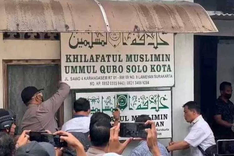 Pemcopotan papan nama Khilafatul Muslimin Ummul Quro Kota Solo oleh Polresta Solo beberapa waktu lalu (Endang Kusumastuti)