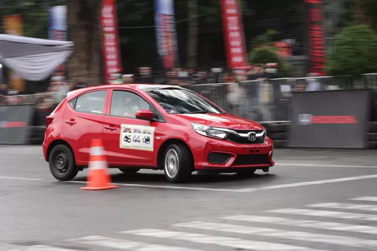 Salah satu peserta peslalom sedang menunjukkan ketangkasan serta memperlihatkan aksi bermanuver diatas track di depan Gedung Sate Bandung dalam kegiatan Brio Slalom Challenge 2022. (Bisnisbandung.com/Yudhi P)
