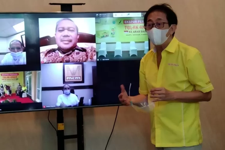 Direktur SidoMuncul Irwan Hidayat mendukung Pemerintah mengurangi emisi karbon, dengan komitmen SidoMuncul menggunakan PLTS Atap pabrik di Ungaran, Kabupaten Semarang (AG Sofyan)