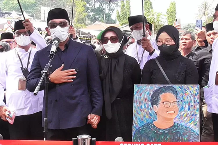 Ridwan Kamil Bersama Istri dan Anak Perempuannya Memberikan Pernyataan Kepada Wartawan Usai Pemakaman Almarhum Eril (Budi Hartati)
