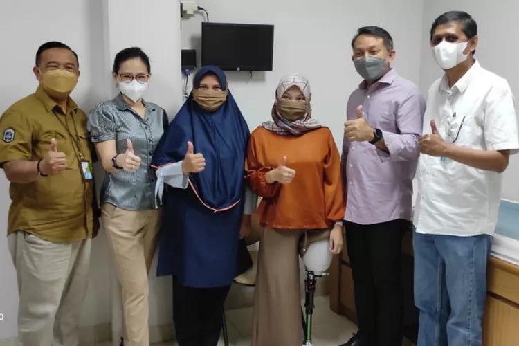 Penerima kaki palsu Novianti (tengah) saat menerima kunjungan jajaran BPJS Ketenagakerjaan termasuk Kacab Surabaya Darmo, Guguk Heru Triyoko (kiri).