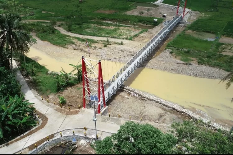 Kementerian Pekerjaan Umum dan Perumahan Rakyat (PUPR) telah menyelesaikan pembangunan tiga jembatan gantung untuk meningkatkan konektivitas antar desa di Provinsi Jawa Timur.