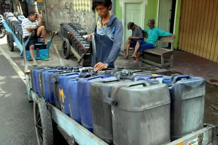 Warga Semanan, Kalideres bersuka cita memperoleh bantuan air bersih dari CSR Bank DKI, Senin (13/6/2022)