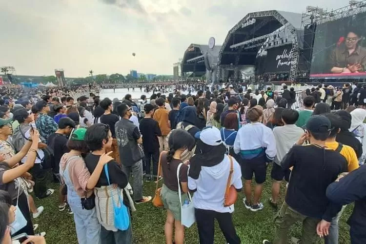 Penonton menikmati Now Playing Festival 2022. (Dokumen bank bjb)