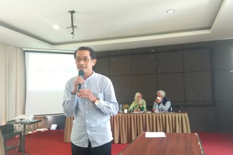 Ketua Dewan Harian Cabang Badan Pembudayaan Kejuangan 45 Kabupaten Kendal, Suparjan memberikan sosialisasi BNN kepada insan media.  (edi prayitno/ kontributor Kendal)