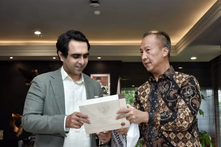 Menperin Agus Gumiwang Kartasasmita (kanan) melakukan pertemuan dengan Menteri Industri dan Produksi Pakistan, Syed Murtaza Mahmud (kiri) di Jakarta untuk kerja sama perluasan pasar ekspor CPO dan minyak goreng ke Pakistan  (AG Sofyan)