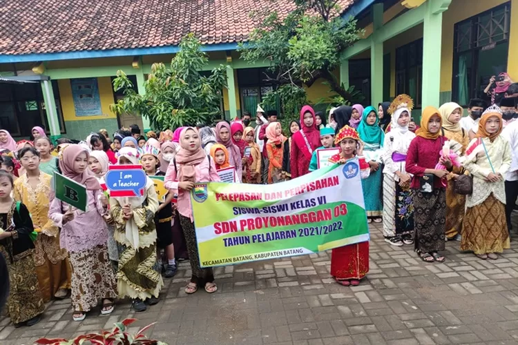 SDN Proyonanggan 03 Batang saat menggelar pawai kelulusan untuk siswa kelas 6, Rabu 15 Juni 2022.  (Muslihun/Kontributor Batang)