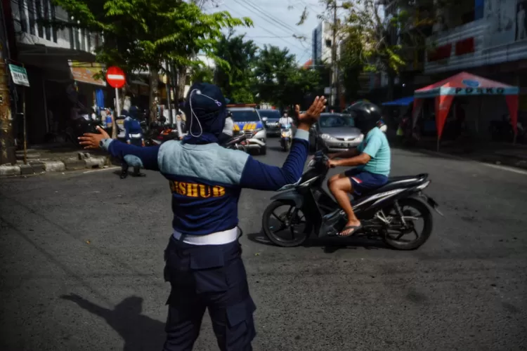 Petugas Dishub Kota Semarang mengatur pengendara di Jalan Wahid Hasyim Semarang yang dilakukan satu arah. (Ayosemarang.com/ Audrian Firhannusa)