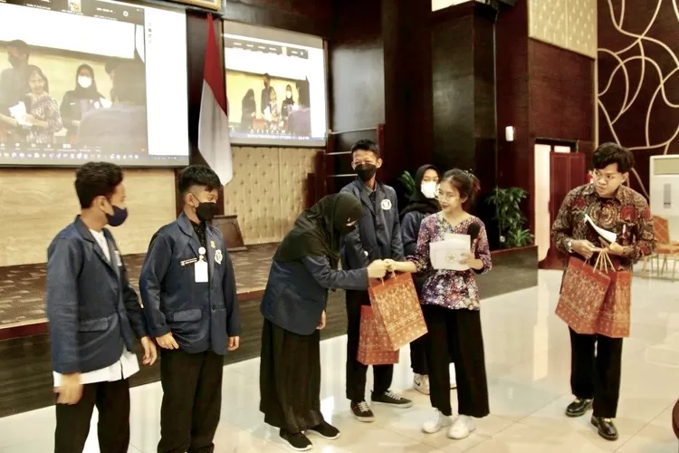 Siswa SMP Prima Cendekia Islami, M. Fathir Fajar Pratama, Nasywa Azzalia Gumilar, Alifah Nur Qamarina, Gerald, dan Kurnia ketika menerima hadiah dari kemensetneg berupa cendera mata - Foto: Henry Lukmanul Hakim