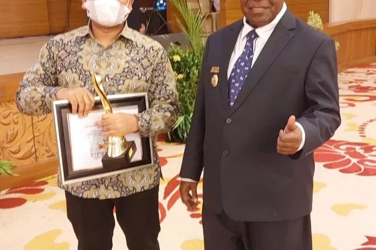 Kanan - Bupati Sorong  Dr Johnny Kamuru. Kiri - Yusuf Mansur General Manager PT Kilang Pertamina Internasional RU VII Kasim  (Istimewa)