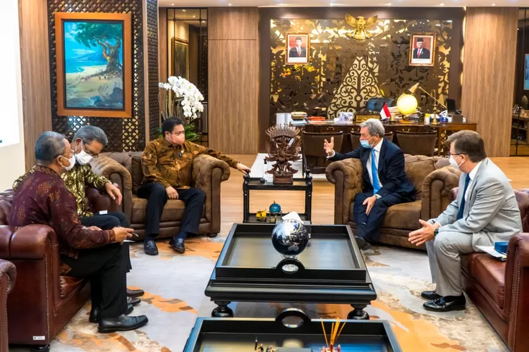 Menko Perekonomian Airlangga Hartarto bertemu President Boeing International Sir Michael Arthur dan President Boeing Southeast Asia Alexander C Feldman (Kemenko Perekonomian)