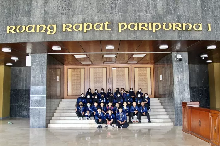 Siswa SMP Prima Cendekia Islami berfoto didepan Ruang Rapat Paripurna 1 DPR - Foto: Henry Lukmanul Hakim