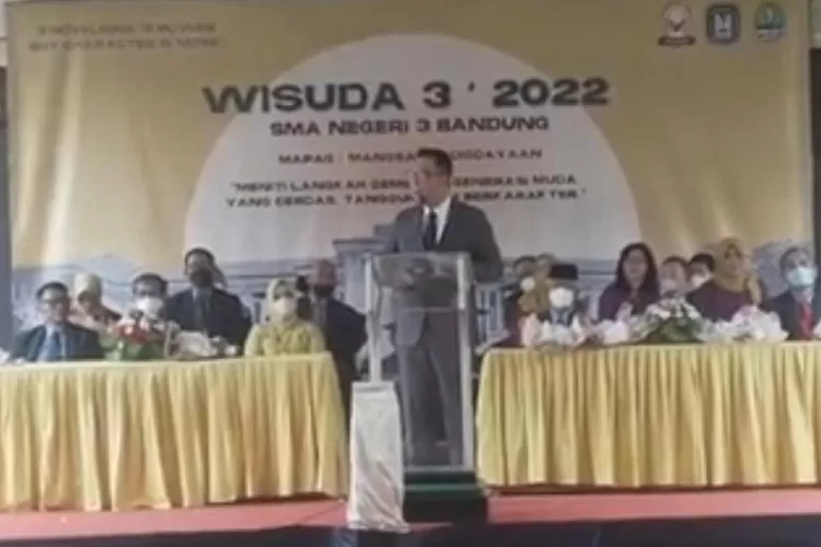 Ridwan Kamil hadiri wisuda Zara, kenang Eril sang putra. (Gorajuara/ dok: tangkapan layar YouTube/ Intens Investigasi)