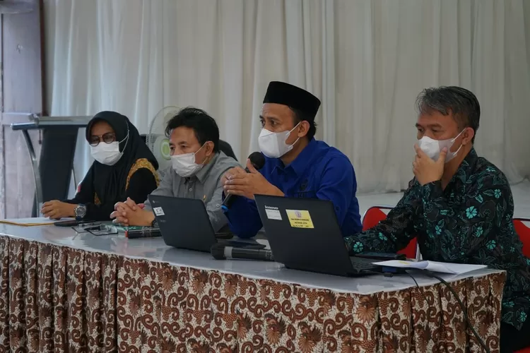 Hana Juhana sebelah Kanan Wakasek Kurikulum SMAN 15 Bandung (GoraJuara.com/dok AKSI)