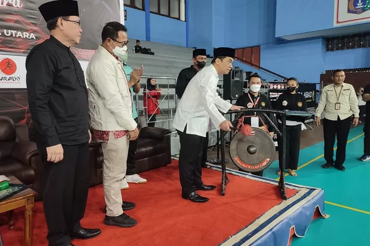 Wagub DKI Jakarta Ahmad Riza Patria memukul gong membuka Kejuaaraan pencak silat Batavia Utara Championship 3