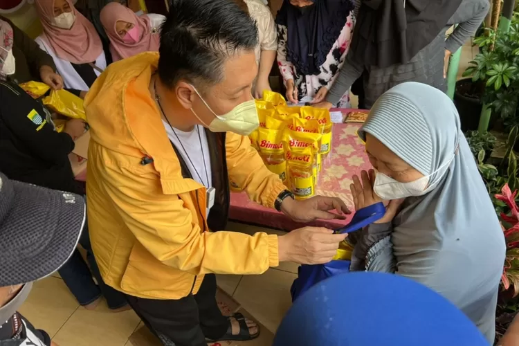 Anggota Dewan Pakar Partai Golkar Henry Indraguna tetap fokus melayani masyarakat Surakarta saat menggelar bazar program tebus murah minyak goreng  (AG Sofyan)