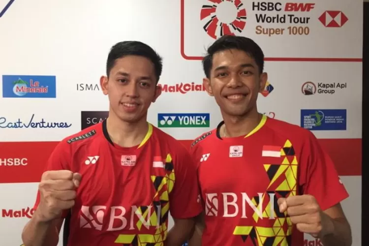 Ganda putra tuan rumah Fajar Alfian/Muhammad Rian Ardianto setelah memenangi pertandingan melawan Bagas Maulana/Muhammad Shohibul Fikri di babak kedua Indonesia Open 2022 di Istora Gelora Bung Karno, Jakarta, Kamis (16/6/2022).  (ANTARA/Shofi Ayudiana)