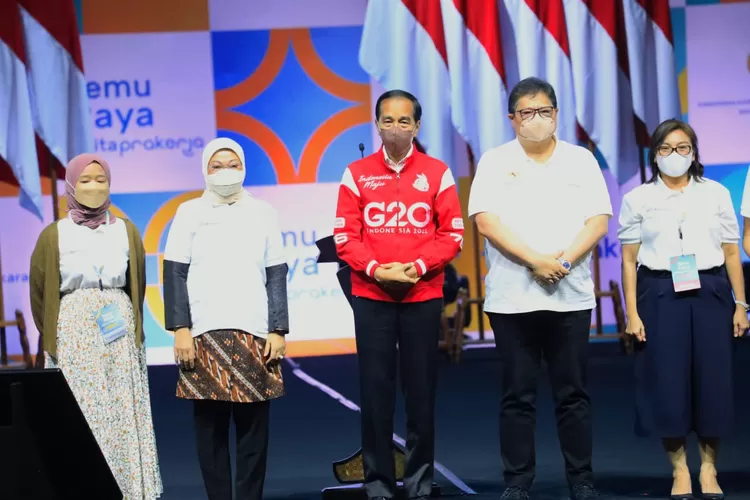 Menaker Ida Fauziyah (kedua dari kiri) saat mendampingi Presiden Joko Widodo (tengah). 