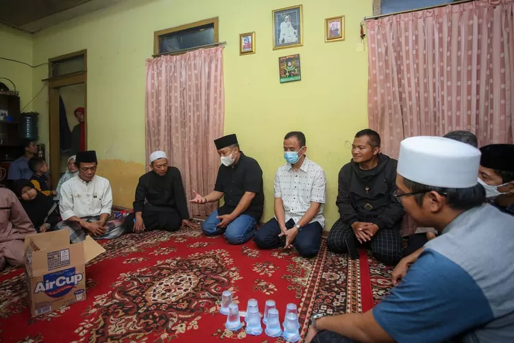 Walikota Bandung ,Yana  Mulyana bertakziah ke rumah Asep Ahmad Solihin (29) di Gang TVRI, Cibaduyut, Kota Bandung.Pada Sabtu, 28 Juni 2022.