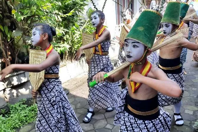 Atraksi budaya yang ditampilkan di Kampung Wisata Wirotamtomo Solo (Endang Kusumastuti)