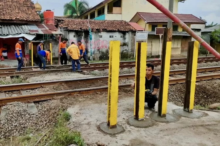 Petugas Kereta Api Indonesia nampak sedang menutup lintasan kereta api liar